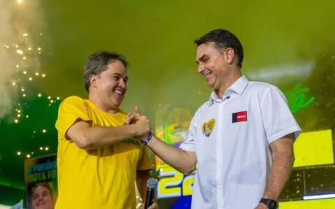 Flávio Bolsonaro quebra protocolo e apresenta Efraim Filho em momento inédito na política brasileira