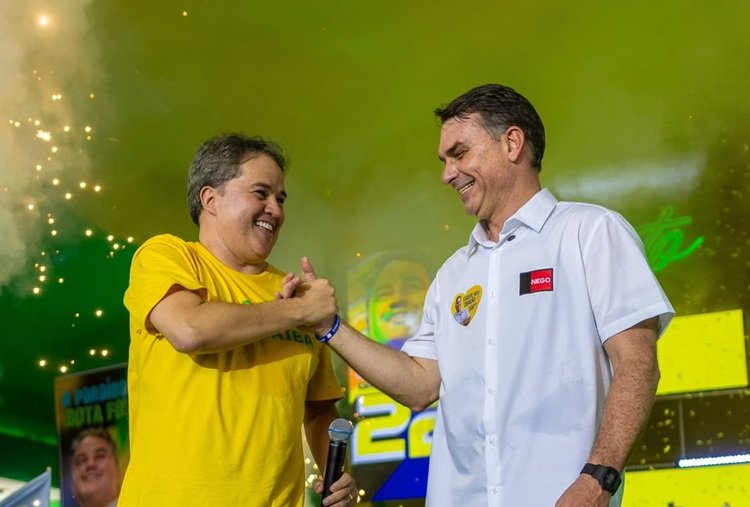 Flávio Bolsonaro quebra protocolo e apresenta Efraim Filho em momento inédito na política brasileira