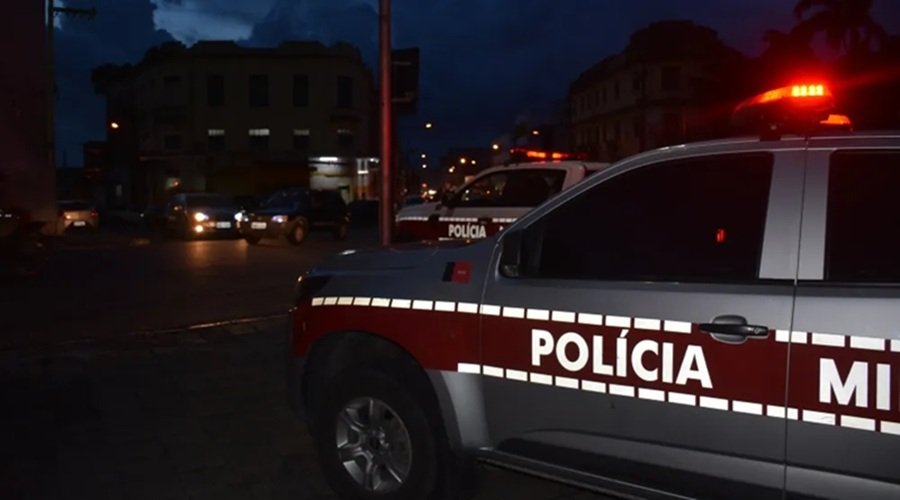 Homem é perseguido e morto a tiros em frente a escola no Seridó da PB