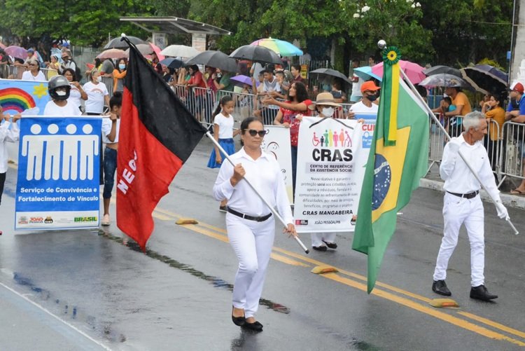 Idosos do Cras de Mangabeira participam do desfile cívico na Avenida Josefa Taveira